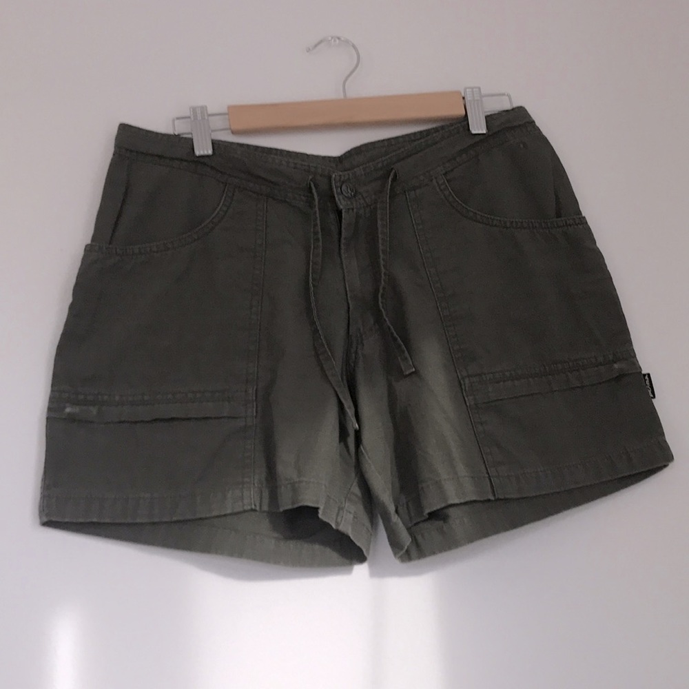 Prana women’s shorts army green with pockets